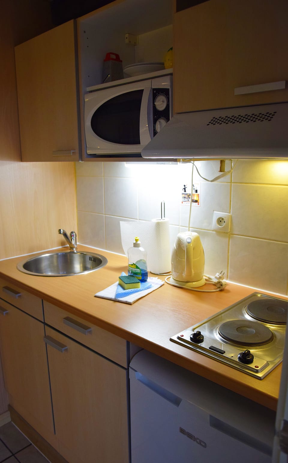 Executive Apartment, 1 Double Bed | Private kitchenette | Fridge, microwave, coffee/tea maker, electric kettle