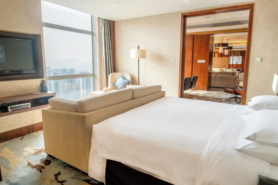 Minibar, in-room safe, iron/ironing board, WiFi (free)
