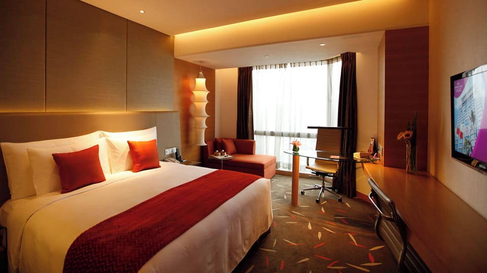 Minibar, in-room safe, iron/ironing board, WiFi (free)