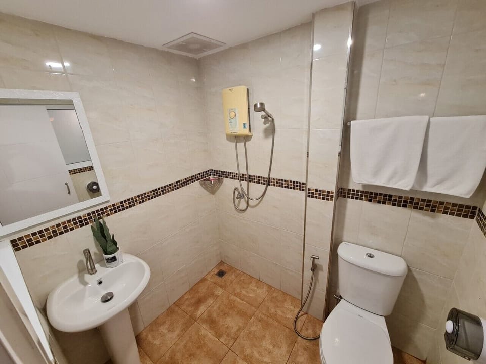 Studio, 1 Double Bed, Sea View | Bathroom | Shower, towels