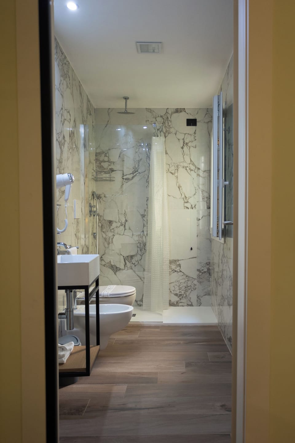 Shower, rainfall showerhead, free toiletries, hair dryer