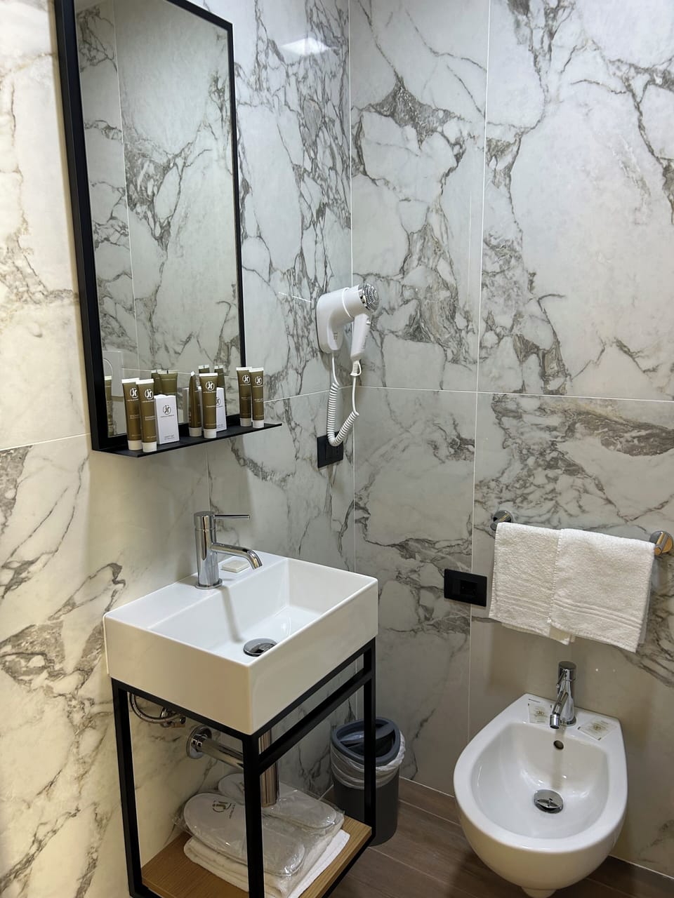 Single Room | Bathroom | Shower, rainfall showerhead, free toiletries, hair dryer