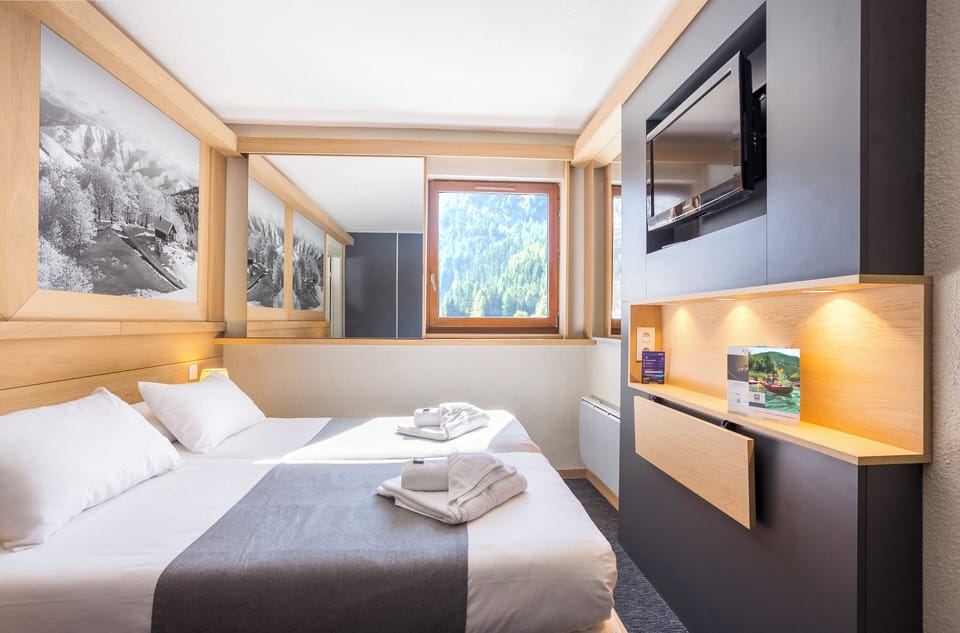 In-room safe, desk, soundproofing, free WiFi