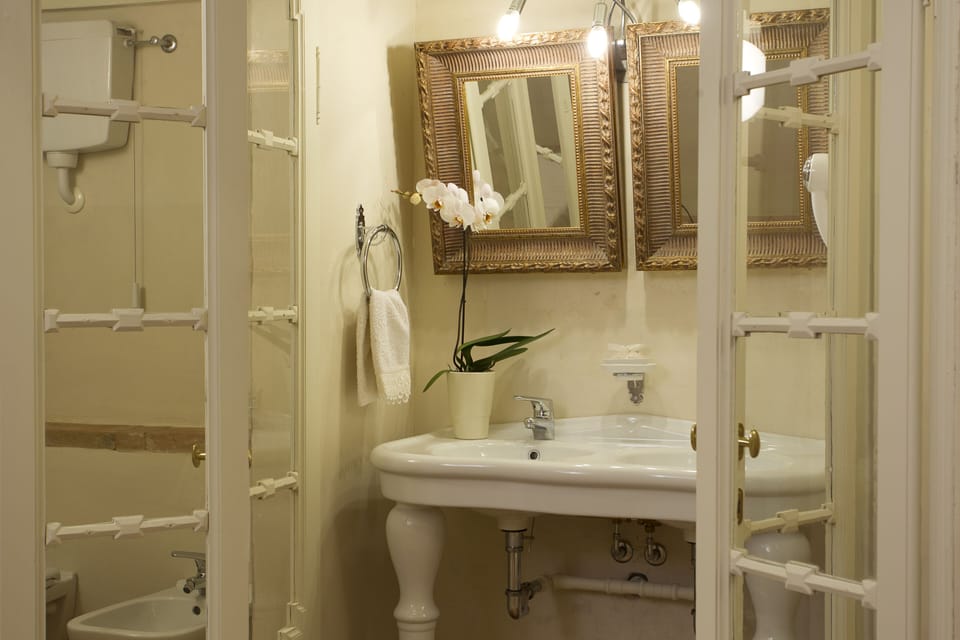 Suite, Non Smoking | Bathroom | Shower, free toiletries, hair dryer, towels