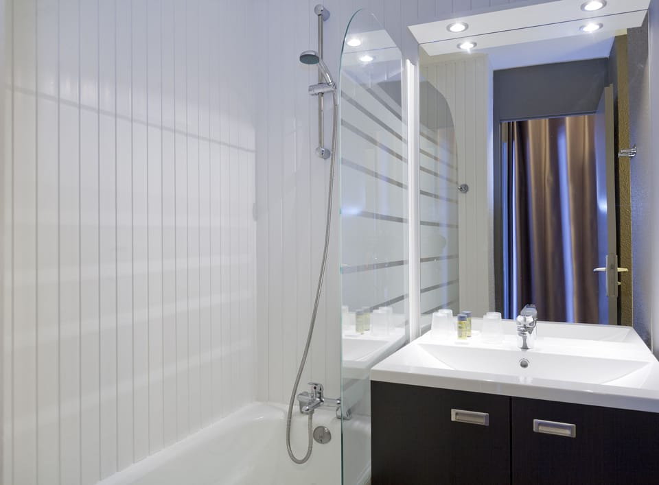 Bathtub, free toiletries, hair dryer, towels