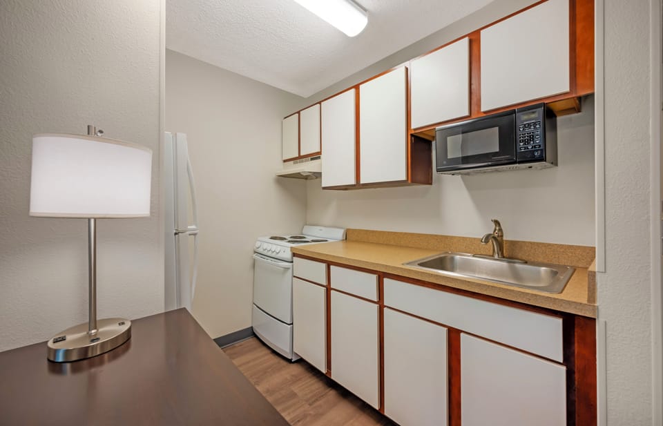 Studio, 1 Queen Bed, Non Smoking | Private kitchen | Fridge, microwave, oven, stovetop