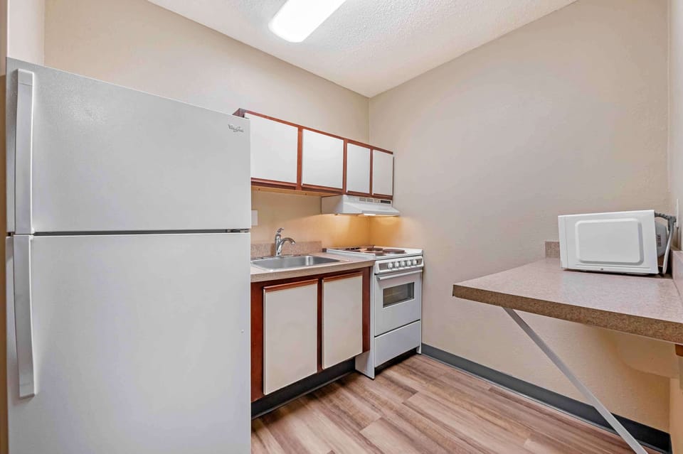 Desk, laptop workspace, iron/ironing board, free WiFi