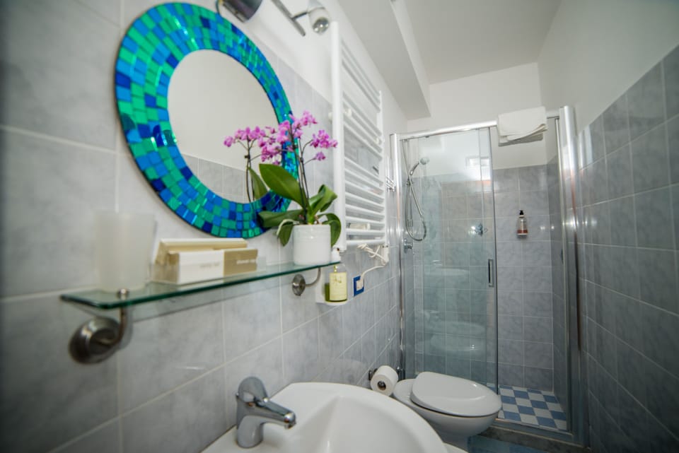 Double Room | Bathroom | Combined shower/tub, free toiletries, hair dryer, bidet