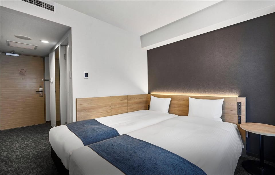 Hollywood Twin Room, Non-smoking | Premium bedding, down comforters, in-room safe, blackout drapes