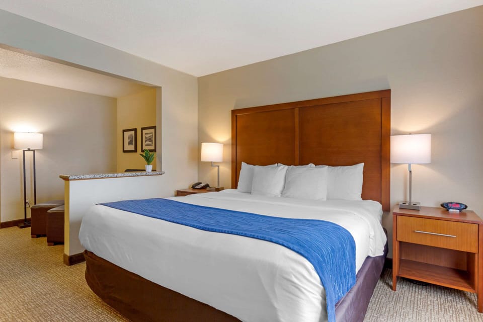 Suite, Non Smoking | In-room safe, desk, laptop workspace, iron/ironing board