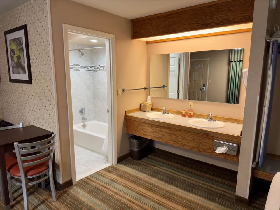 Deluxe Room, 2 Queen Beds | Bathroom | Combined shower/tub, free toiletries, hair dryer, towels