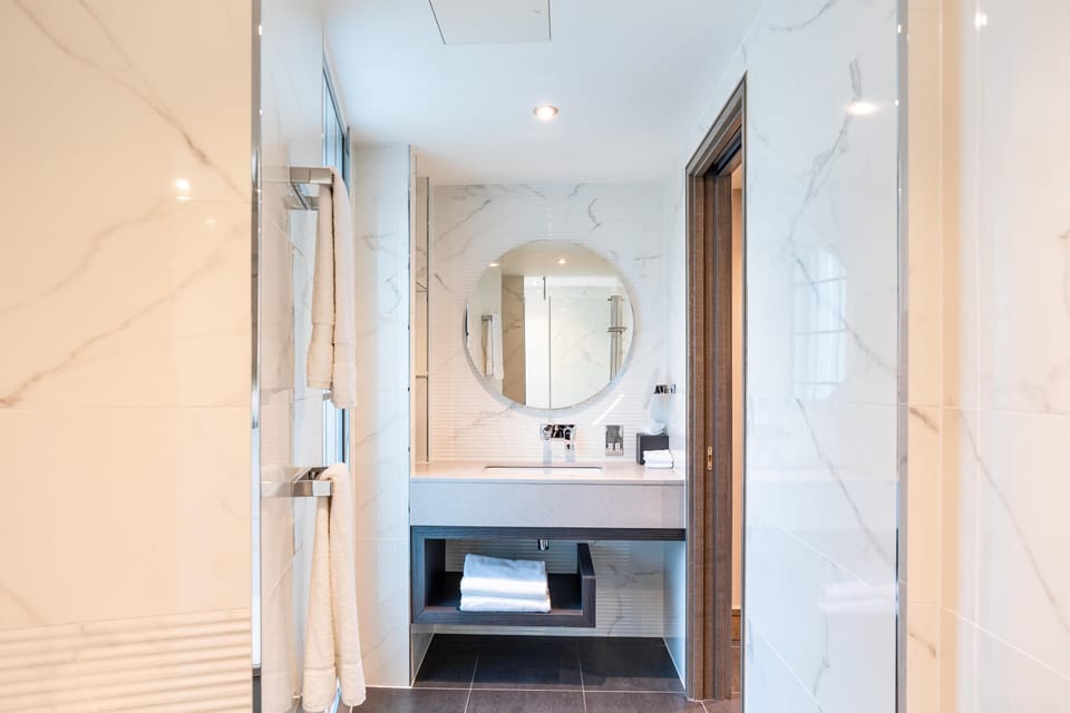 Junior Suite | Bathroom | Free toiletries, hair dryer, towels, soap