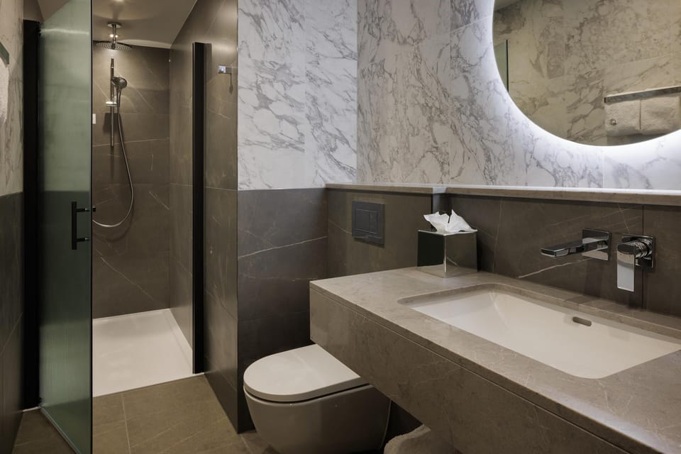 Duplex, 1 King Bed | Bathroom | Free toiletries, hair dryer, towels, soap