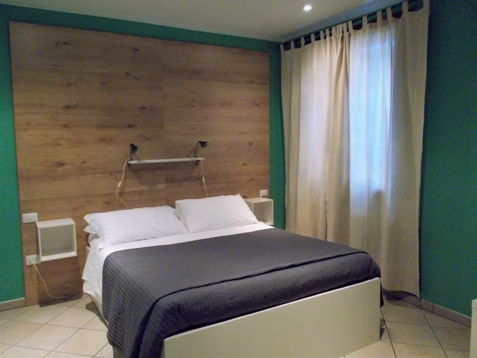 Premium bedding, down comforters, minibar, desk