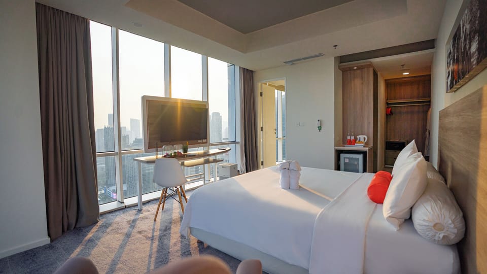 Bright Executive | Minibar, in-room safe, desk, blackout drapes