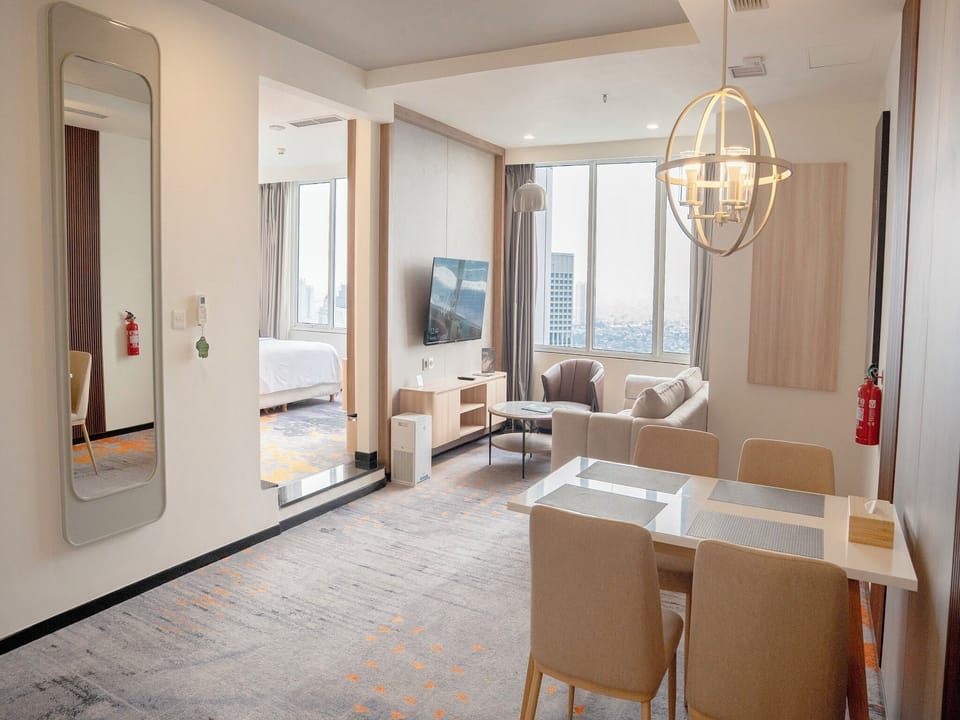 Suite | Minibar, in-room safe, desk, blackout drapes