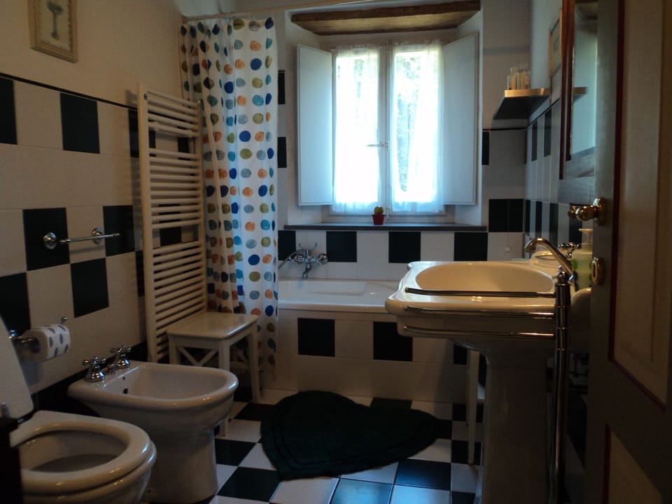 Standard Room, Connecting Rooms | Bathroom | Free toiletries, hair dryer, slippers, towels