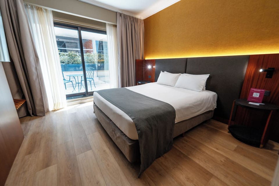 Standard Room, 1 Queen Bed | Premium bedding, minibar, in-room safe, desk
