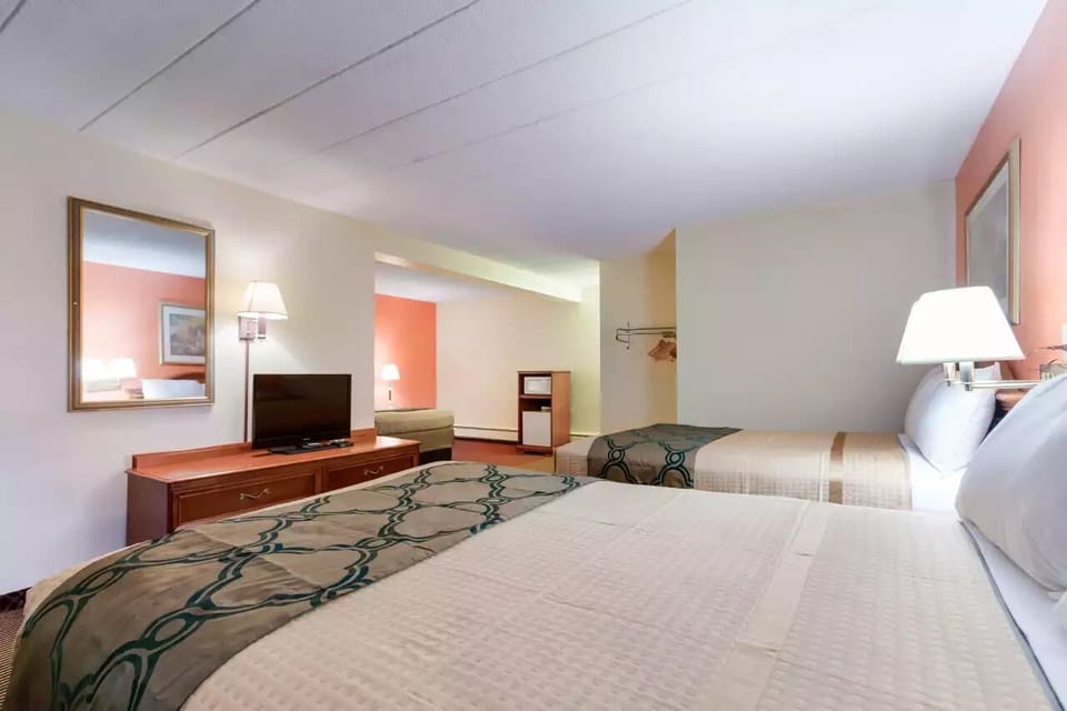 Family Triple Room, Non Smoking | In-room safe, individually decorated, individually furnished, desk