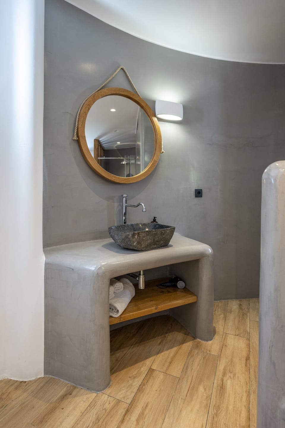 Honeymoon Windmill Suite with sharing pool | Desk, soundproofing, free WiFi, bed sheets