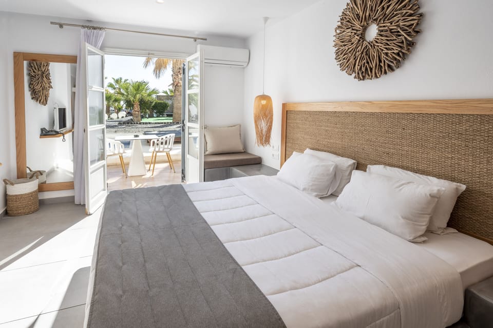 Junior Suite with sharing pool | Desk, soundproofing, free WiFi, bed sheets