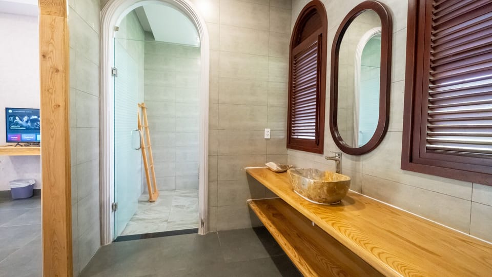 Premium Quadruple Room | Bathroom | Free toiletries, hair dryer, slippers, bidet