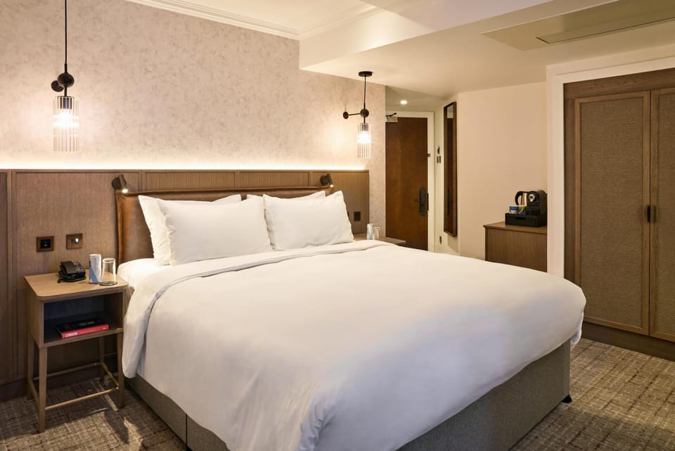 Egyptian cotton sheets, premium bedding, in-room safe, desk