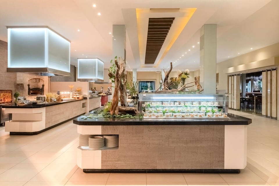 8 restaurants; lunch and dinner served