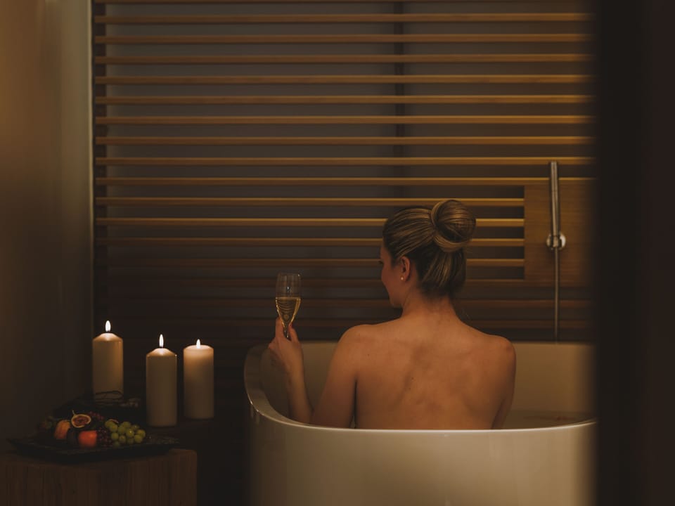 Couples treatment rooms, sauna, steam room, body treatments
