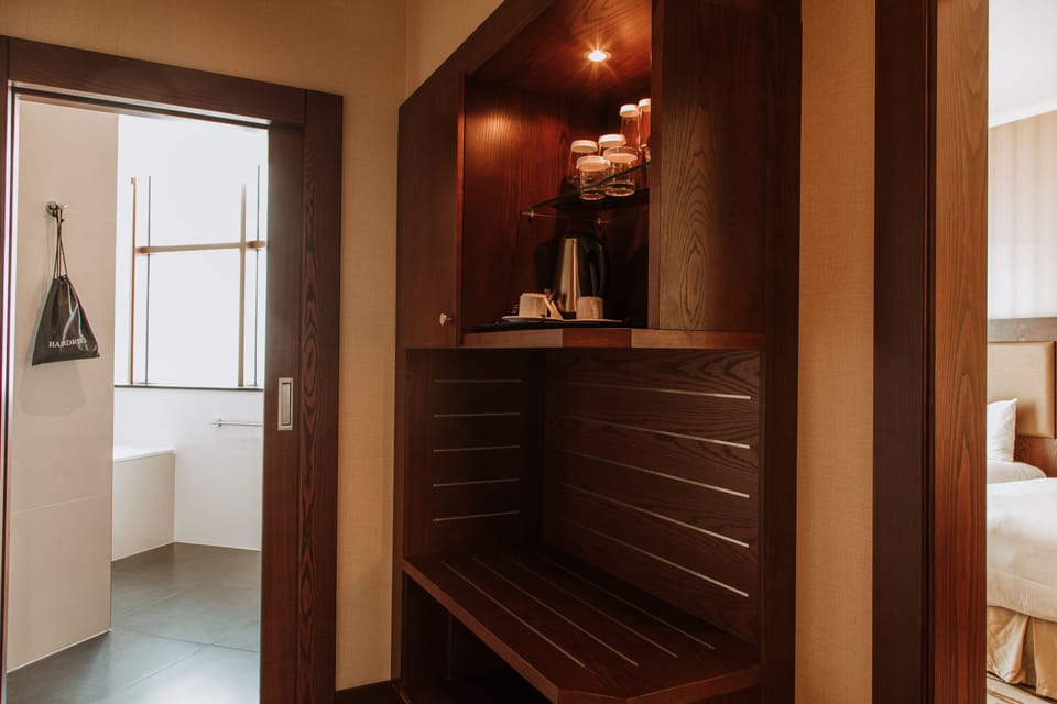 Room, 2 Twin Beds | Hypo-allergenic bedding available, Select Comfort beds, minibar