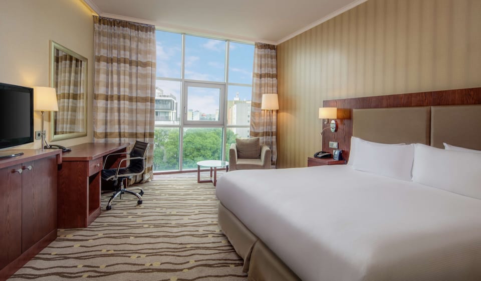 Room, 1 King Bed | Hypo-allergenic bedding, Select Comfort beds, minibar, in-room safe