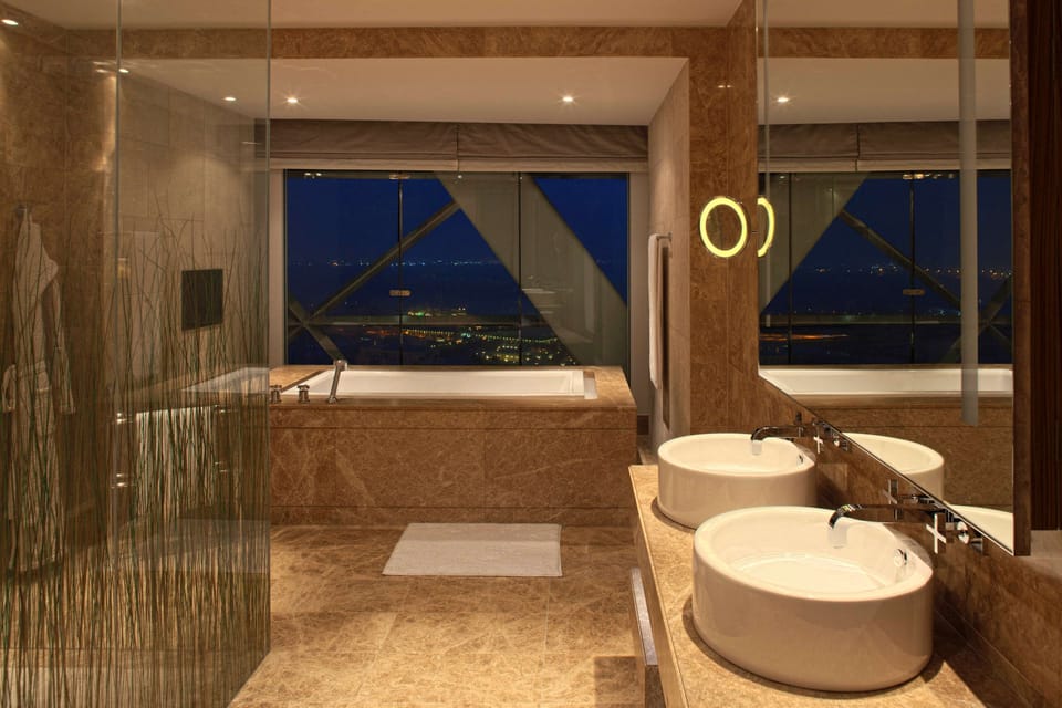 Suite (Diplomat) | Bathroom | Separate tub and shower, free toiletries, hair dryer, bathrobes