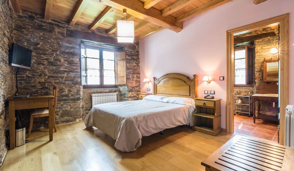 Double Room | Desk, free WiFi, bed sheets