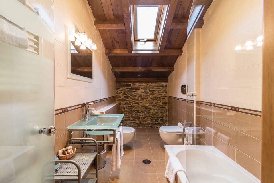 Double Room | Desk, free WiFi, bed sheets