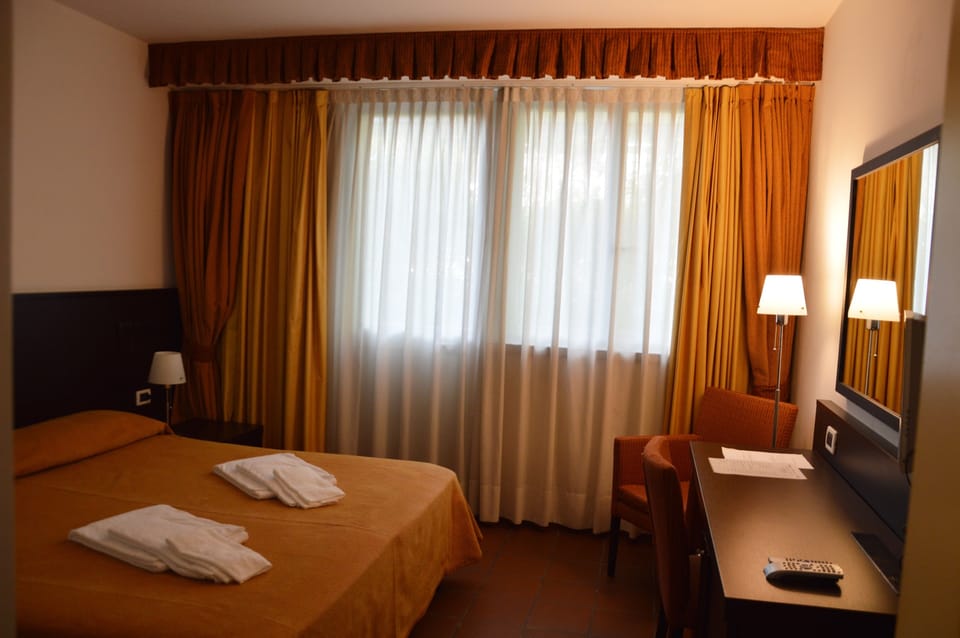 Select Comfort beds, cribs/infant beds, free WiFi, bed sheets