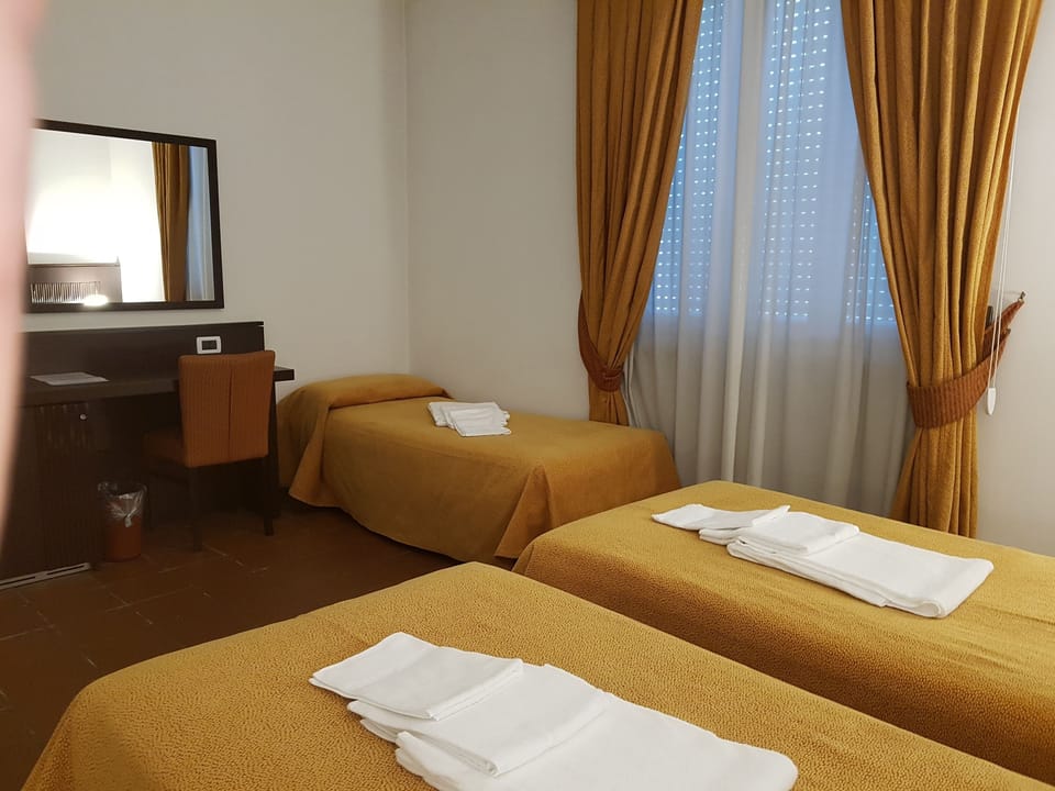 Select Comfort beds, cribs/infant beds, free WiFi, bed sheets
