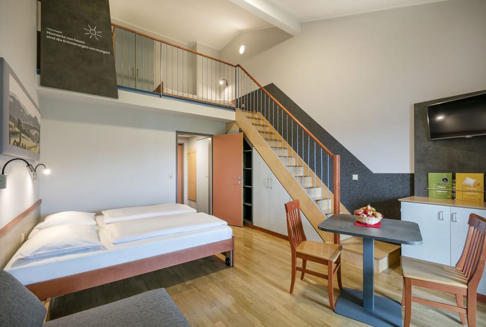 Five bed room with balcony | In-room safe, desk, free WiFi, bed sheets