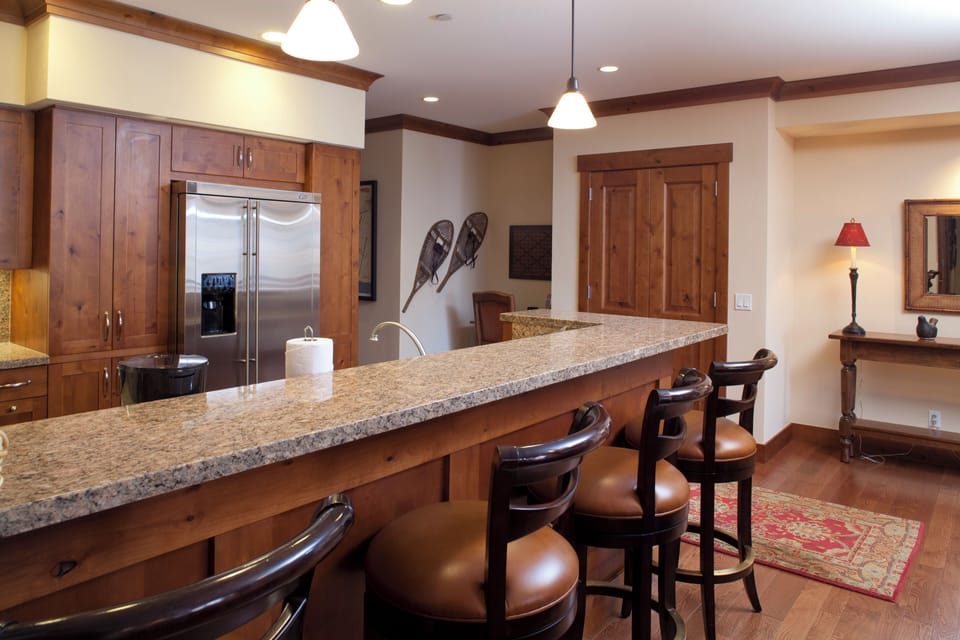 Full-size fridge, microwave, oven, stovetop