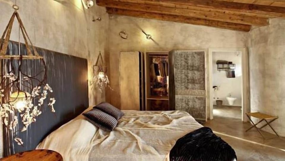 In-room safe, soundproofing, free WiFi