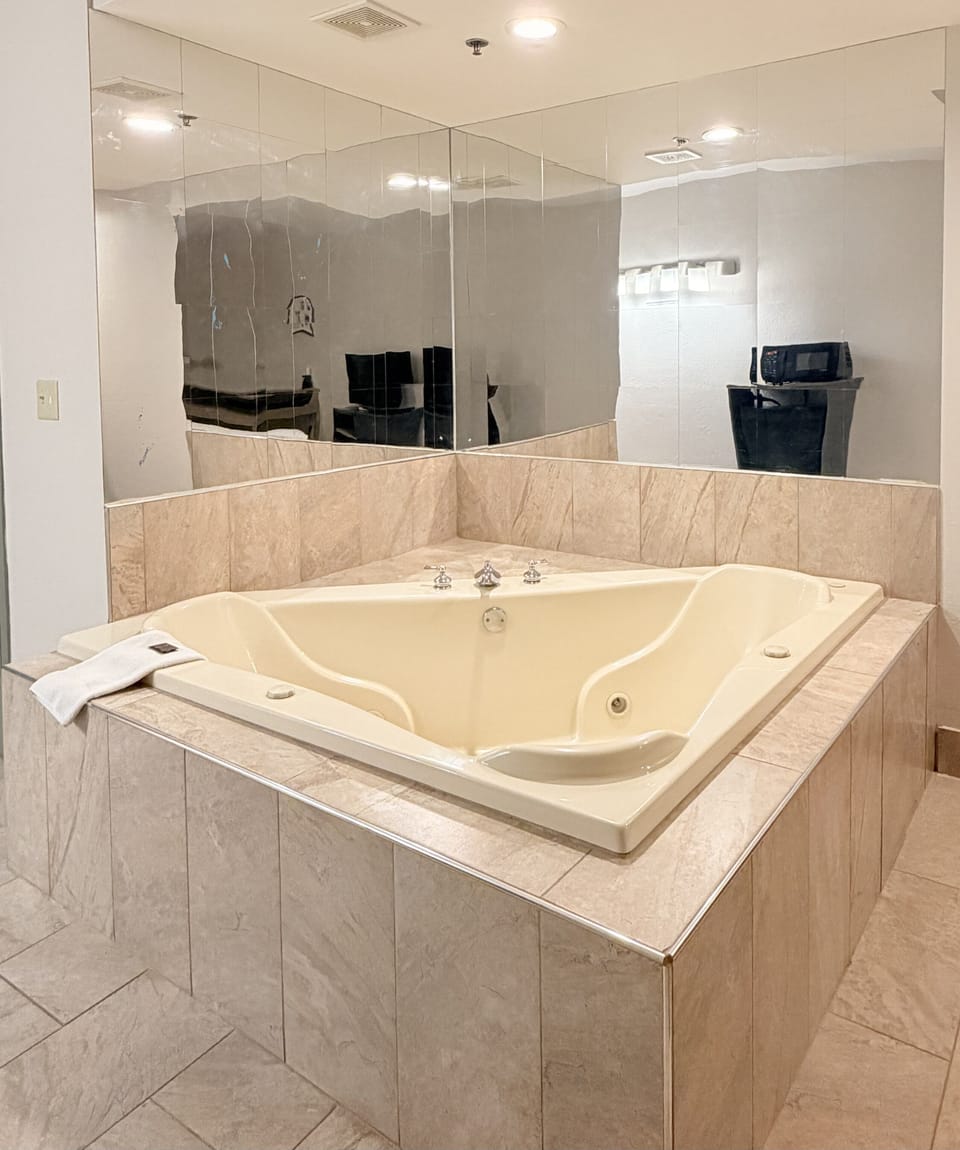 Jacuzzi w/ hot tub | Individually furnished, desk, blackout drapes, iron/ironing board