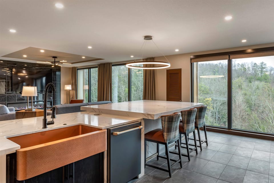 3 BEDROOM 2 KING 2 QUEEN PRESIDENTIAL SUITE | Private kitchen | Fridge, microwave, oven, stovetop