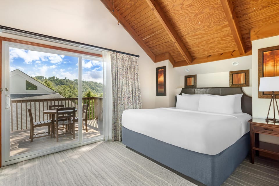 Premium bedding, in-room safe, iron/ironing board, WiFi (free)