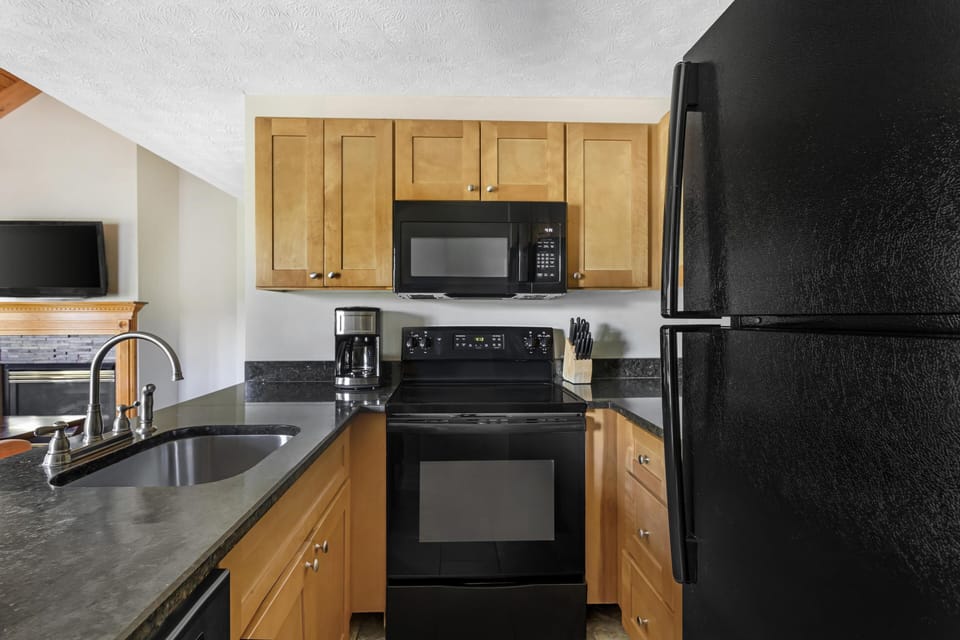 Coffee/tea maker, fridge, microwave, oven