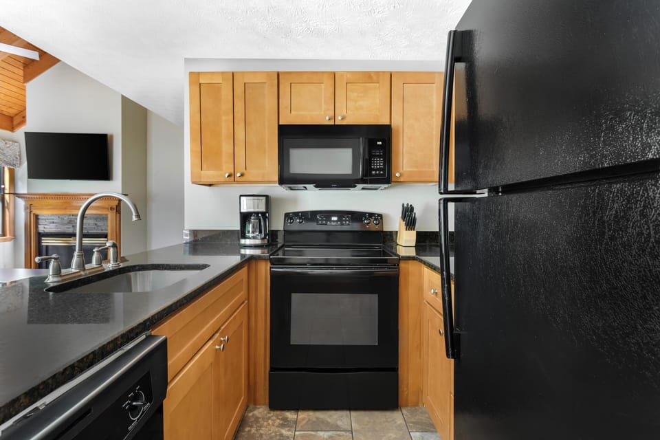 2 BEDROOM 1 KING 2 TWINS 2 STORY TOWNHOUSE | Private kitchen | Coffee/tea maker, fridge, microwave, oven