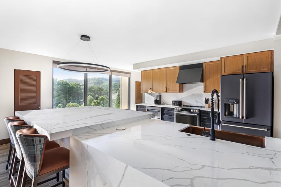 3 BEDROOM 2 KING 2 QUEEN PRESIDENTIAL SUITE | Private kitchen | Coffee/tea maker, fridge, microwave, oven