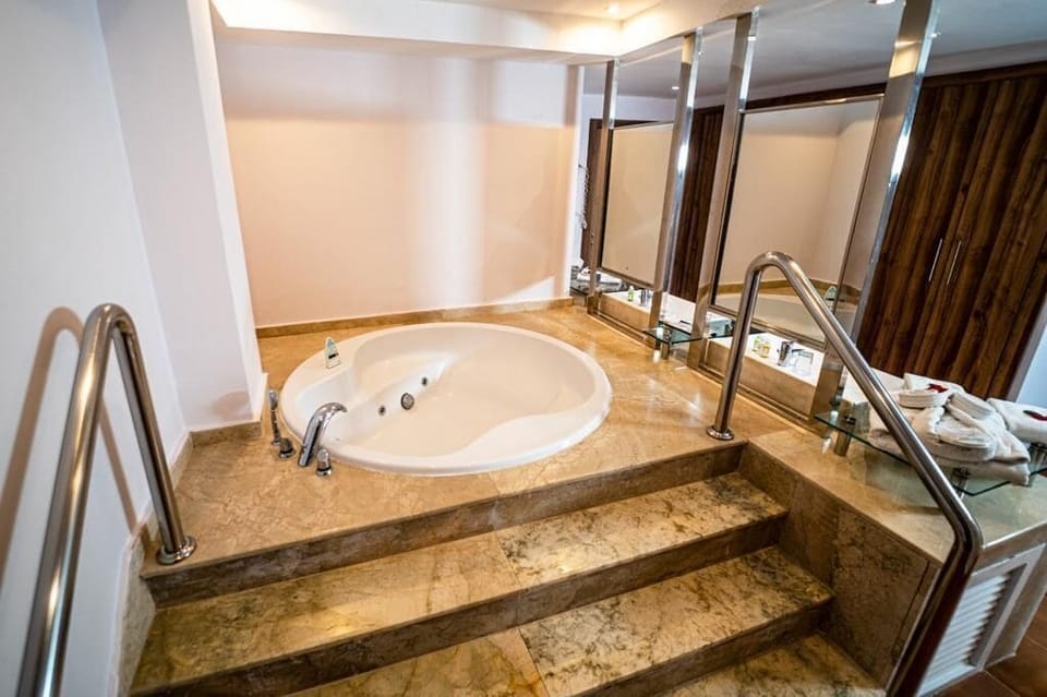 Combined shower/tub, free toiletries, hair dryer, towels