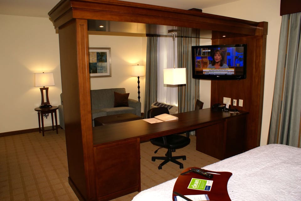 Studio Suite, 1 King Bed | In-room safe, desk, iron/ironing board, WiFi (free)