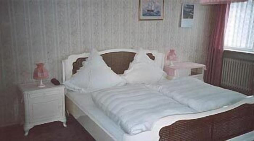 Rollaway beds (surcharge), WiFi (free)