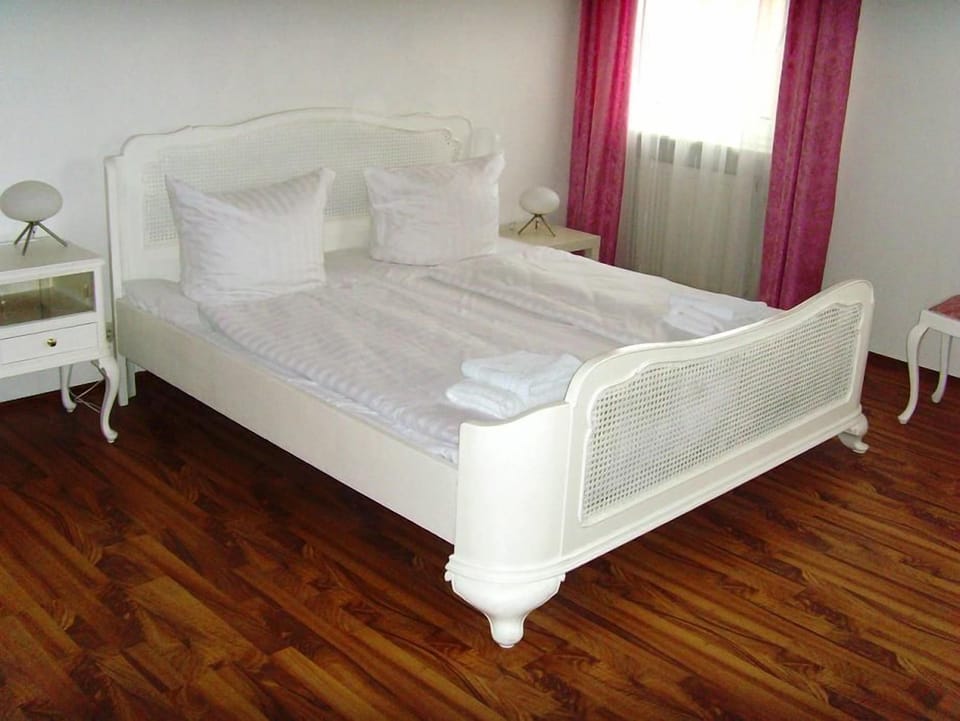 Rollaway beds (surcharge), WiFi (free)