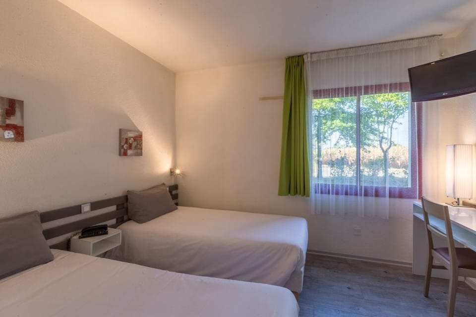 Standard Twin Room | Desk, blackout drapes, soundproofing, free WiFi